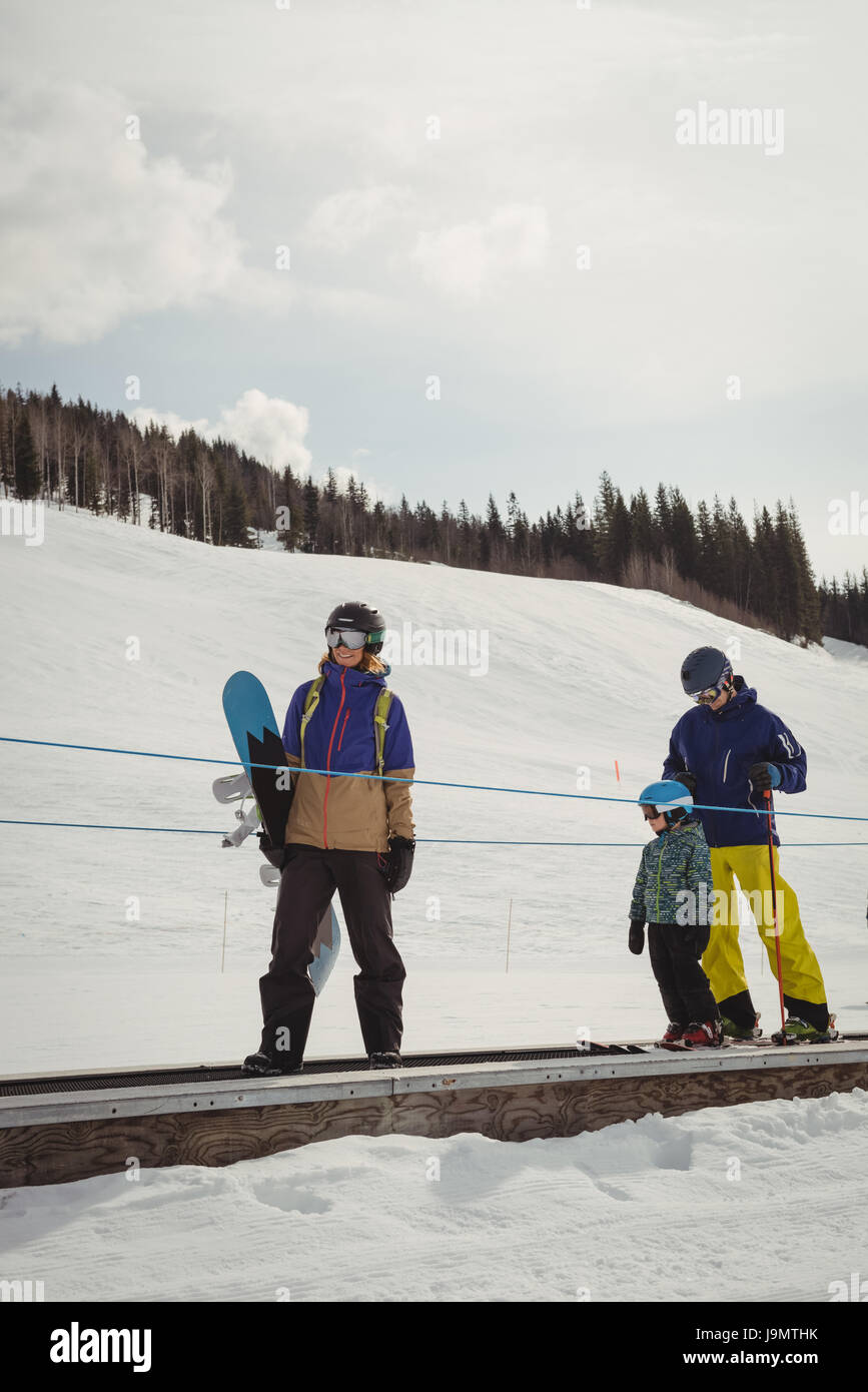 Familie, Skifahren im Winter auf Förderband Stockfoto