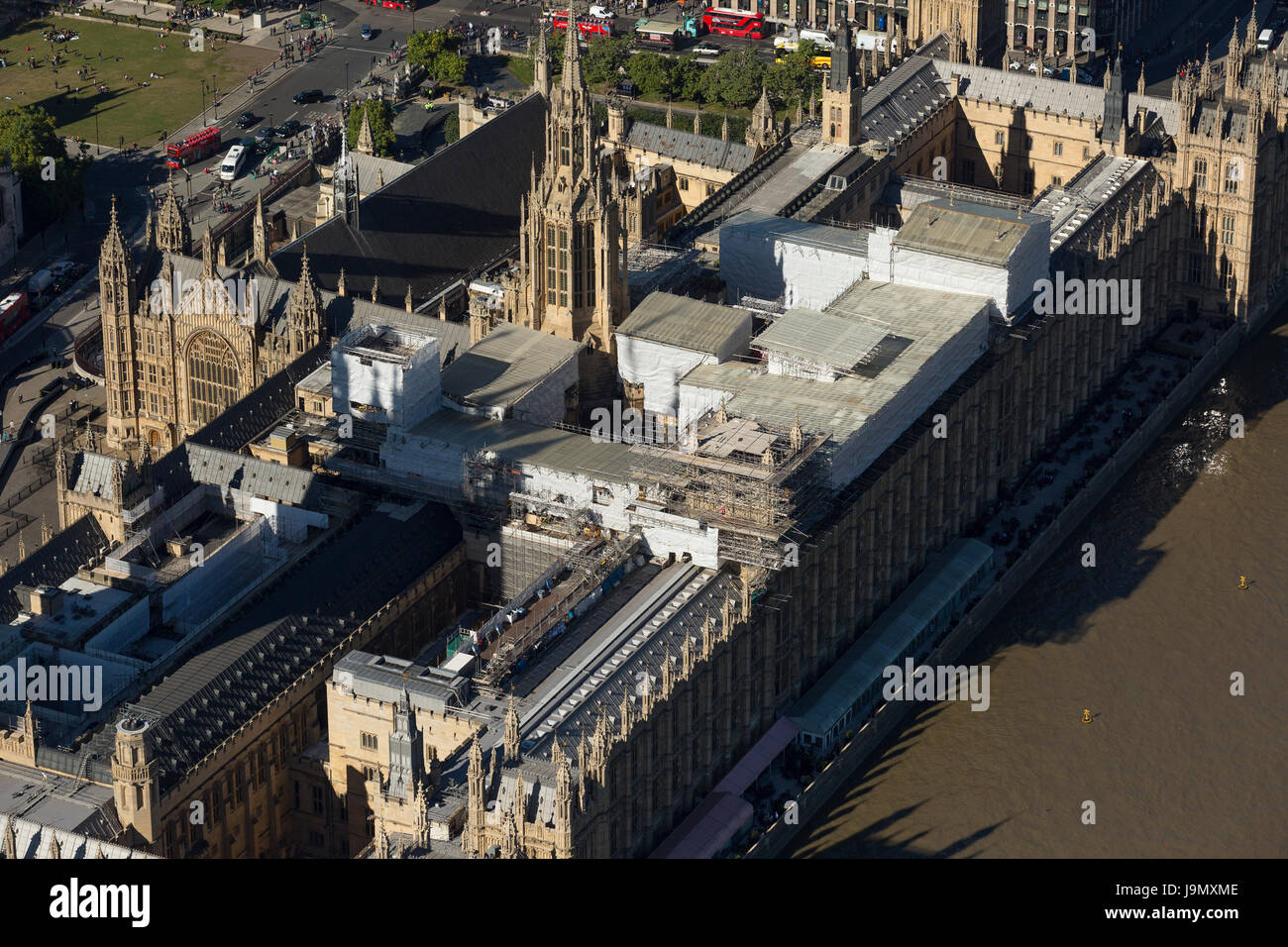 Luftaufnahme des Palace of Westminster bedeckt derzeit im Gerüstbau repariert. Allgemein bekannt als die Houses of Parliament in London, UK Stockfoto