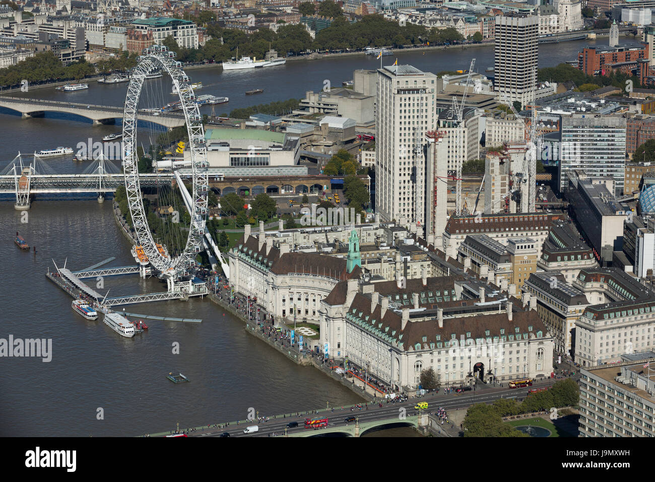 Das London Eye liegt am Südufer der Themse. Die Jubilee Gardens und Bezirksverwaltung Halle. Lambeth, London Stockfoto