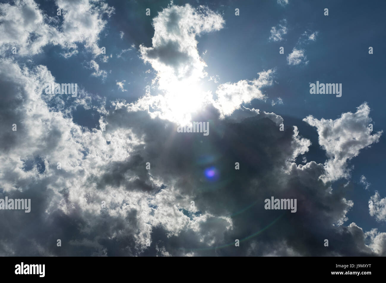 Sonnenstrahlen beleuchten Gewitterwolken Stockfoto