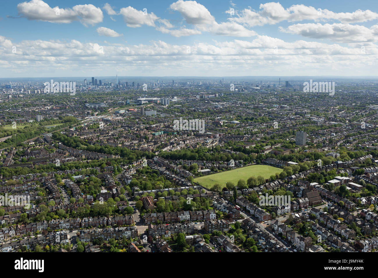 Eine Luftaufnahme der grünen Vorstadt, Upper Holloway Süden mit Blick auf die Skyline der City of London. Emirates Stadium kann Stockfoto