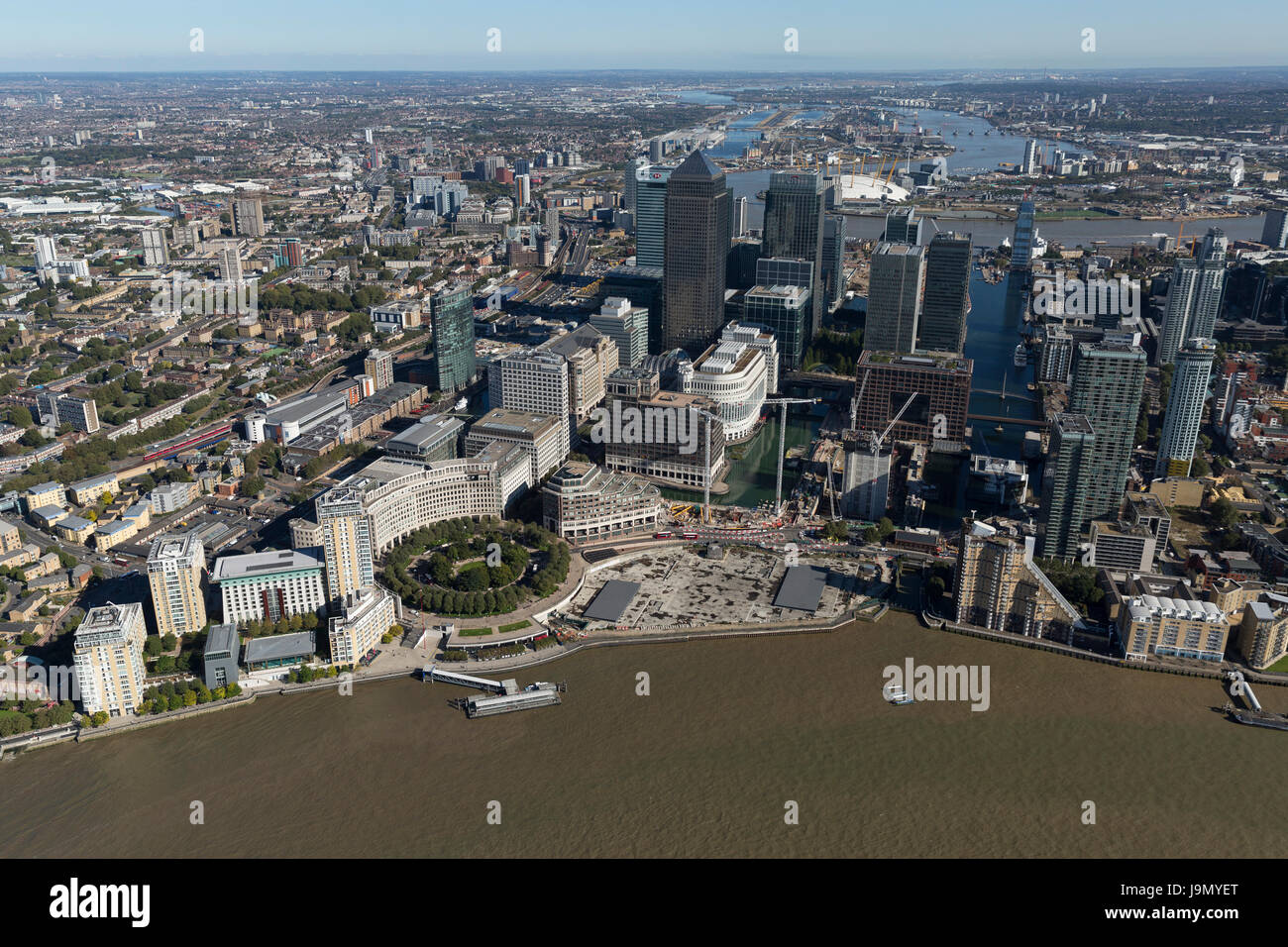 Luftaufnahme von den großen kommerziellen Gebäuden in Canary Wharf, Isle of Dogs, Tower Hamlets, East London Stockfoto