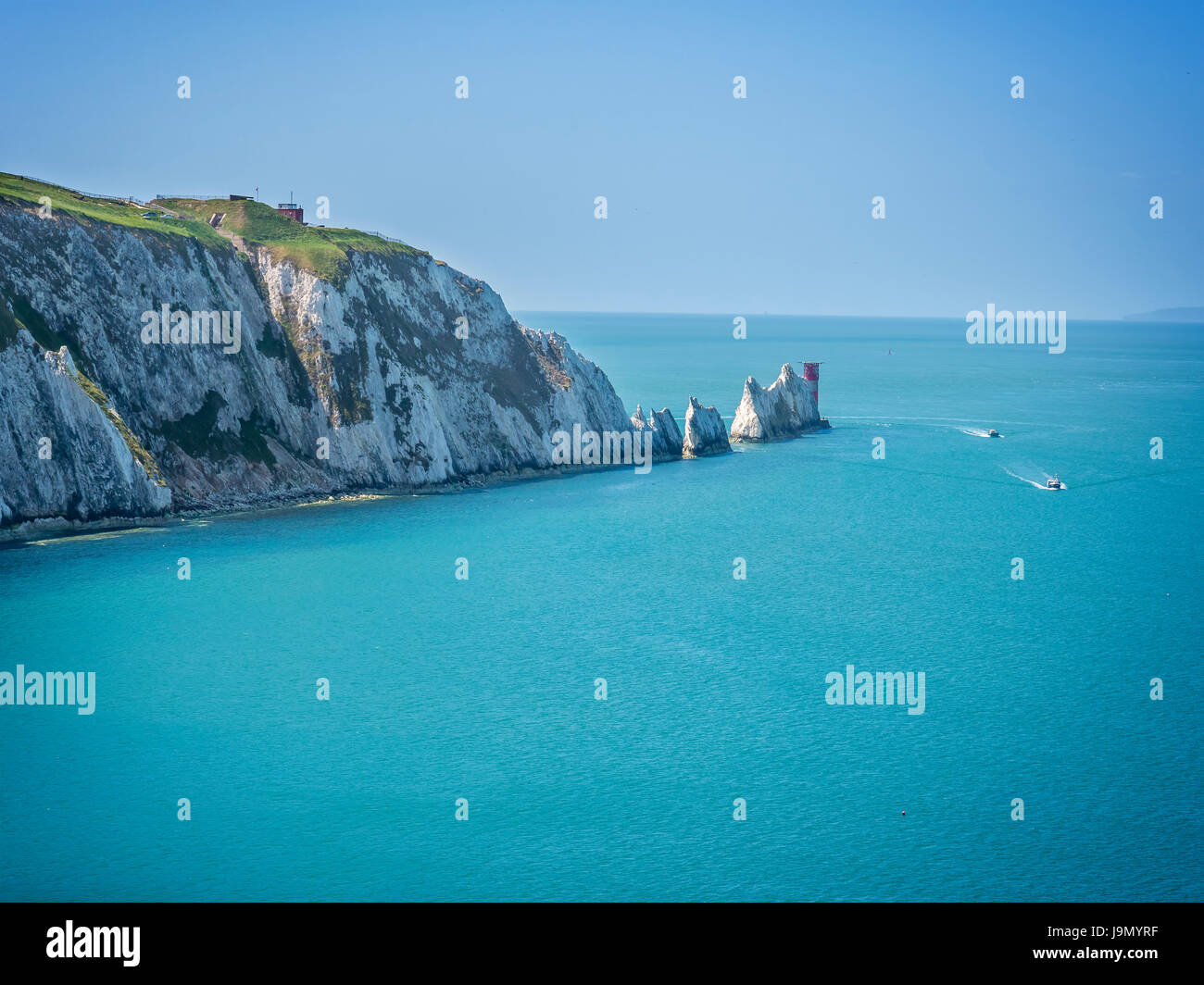Die Nadeln - ist eine Reihe von drei markanten Stapel von Kreide, die aus dem Meer aus dem westlichen Ende der Isle Of Wight, Großbritannien, in der Nähe von Alaun Stockfoto