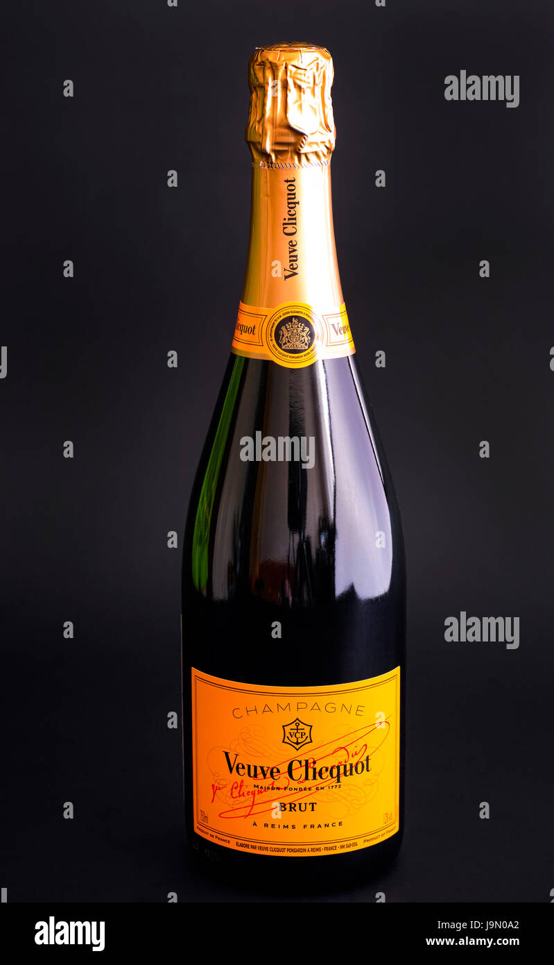 Tambow, Russische Föderation - 16. August 2015 Flasche Champagner Veuve Clicquot Brut auf schwarzem Hintergrund. Studio gedreht. Stockfoto