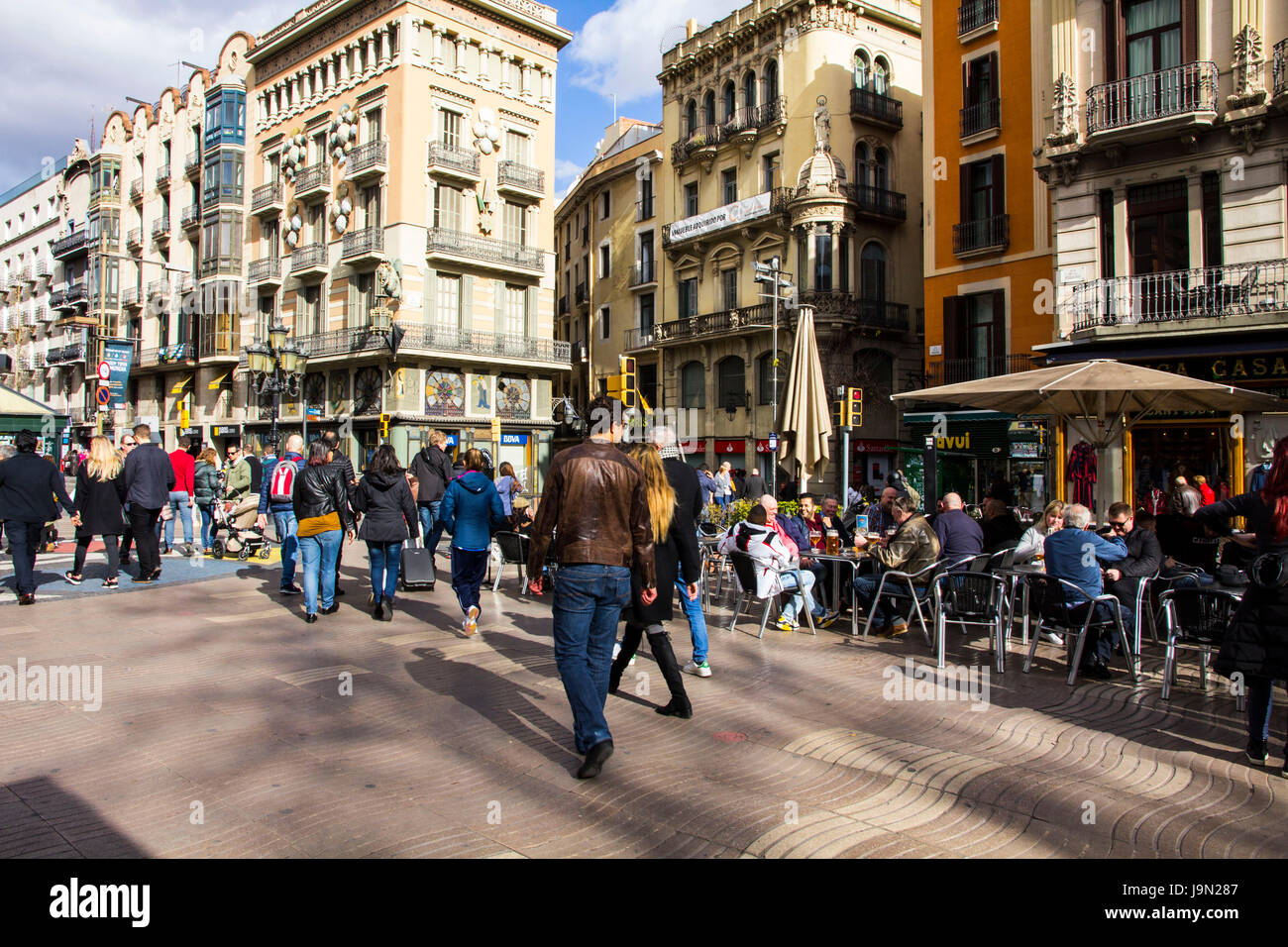 La Rambla - oder Las Ramblas - ist eine lebendige 1,2 km lange meist autofreie Promenade mit Cafés, Geschäften und Blumenläden in Barcelona, Spanien gefüttert Stockfoto