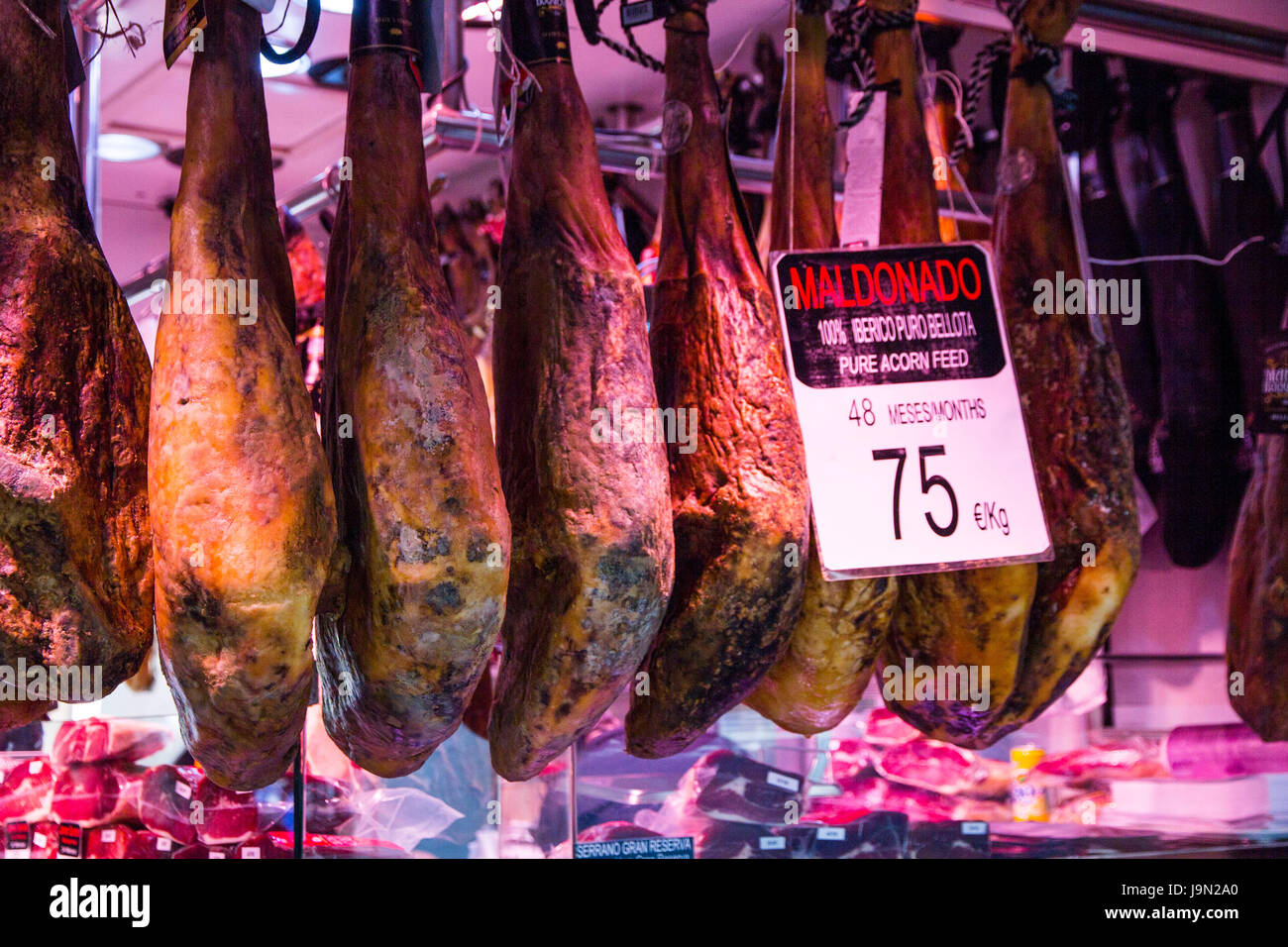Barcelonas höhlenartigen Markt La Boqueria ist berühmt für seine Jamon Iberico, der wohl weltweit besten schmeckenden Schinken, für einen schwarzen iberischen Schwein benannt. Stockfoto