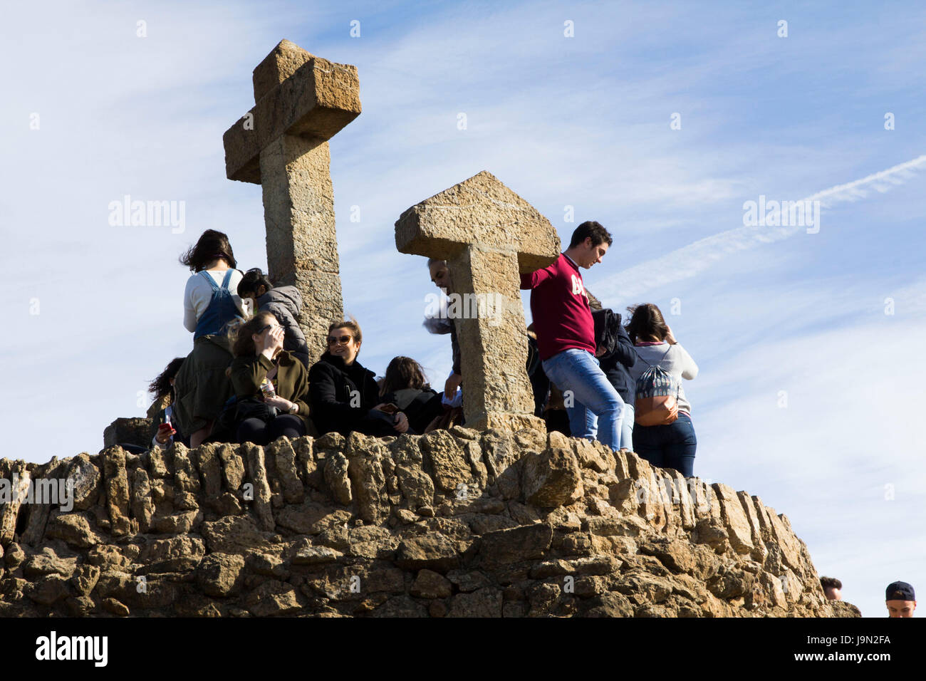 Ein steinernes Kreuz & Pfeil markiert den Höhepunkt der Park Güell, einem weitläufigen öffentlichen Park der Gärten & architektonische Elemente von Gaudi in Barcelona entworfen. Stockfoto