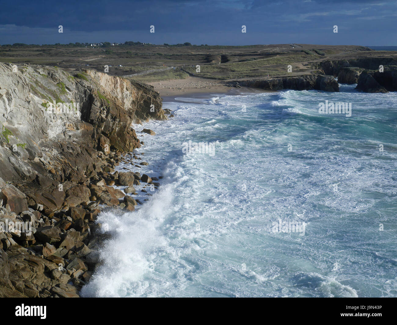 Starker Wellengang, steigende Flut an der wilden Küste der Halbinsel Quiberon (Morbihan, Bretagne, Frankreich). Stockfoto