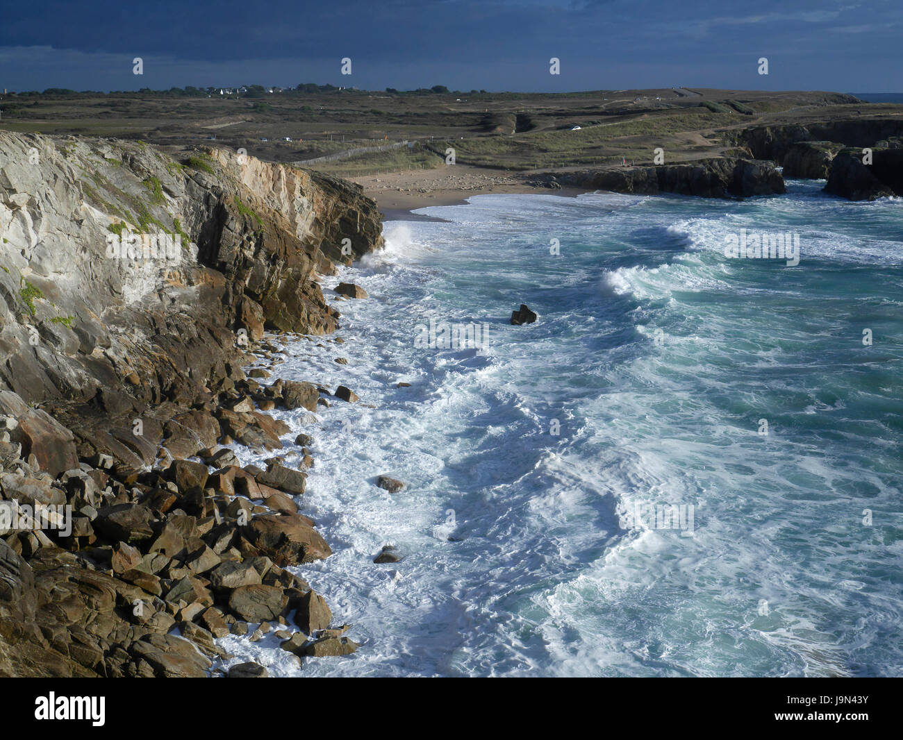 Starker Wellengang, steigende Flut an der wilden Küste der Halbinsel Quiberon (Morbihan, Bretagne, Frankreich). Stockfoto