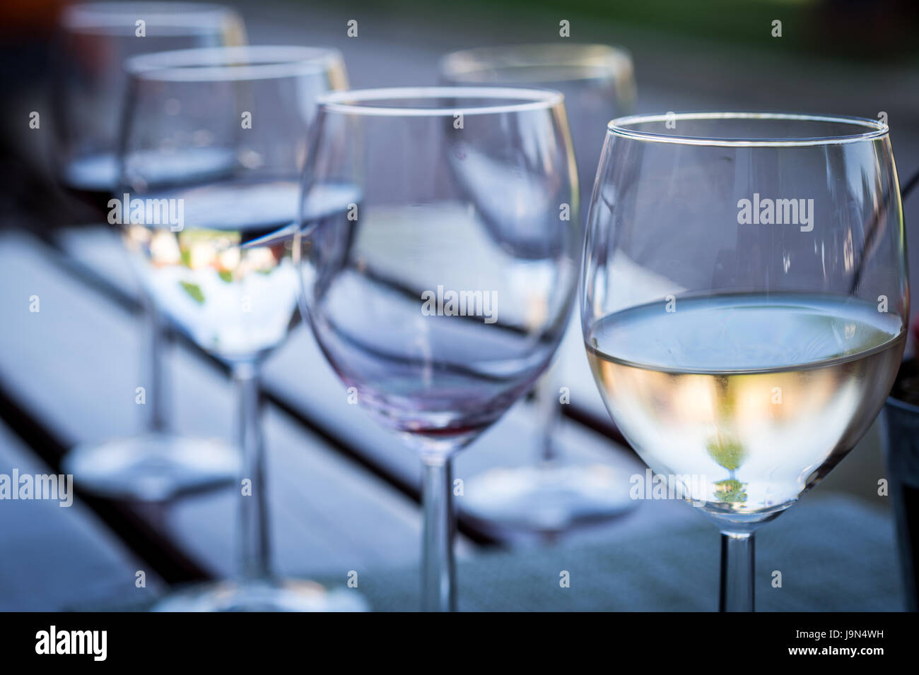 Gläser von roten und weißen Wein schließen sich Stockfoto