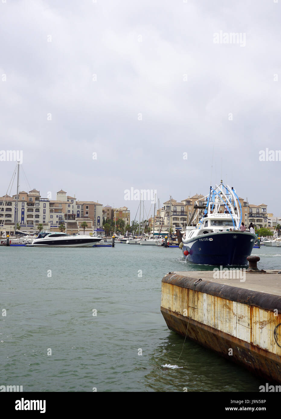 Costa de la Luz Isla Canela moralische und Cristina Fischerboote, geschmückt mit Fahnen und Bänder Streamer bereit, eine spanische Fiesta zu feiern. Stockfoto