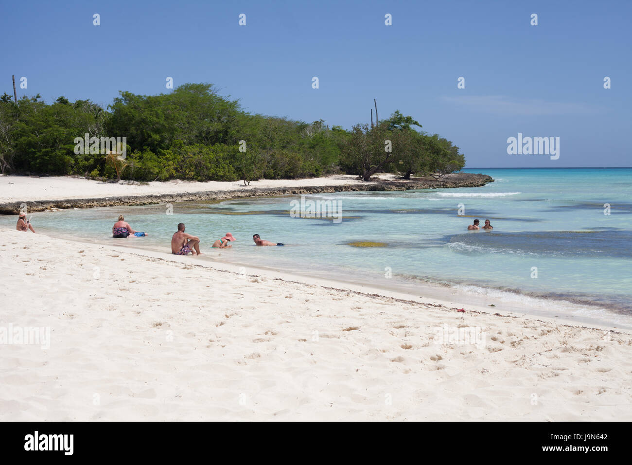 Touristen auf der schönen Insel Saona mit ihrem kristallklaren Wasser der Karibik, Karibik, Dominikanische Republik Stockfoto
