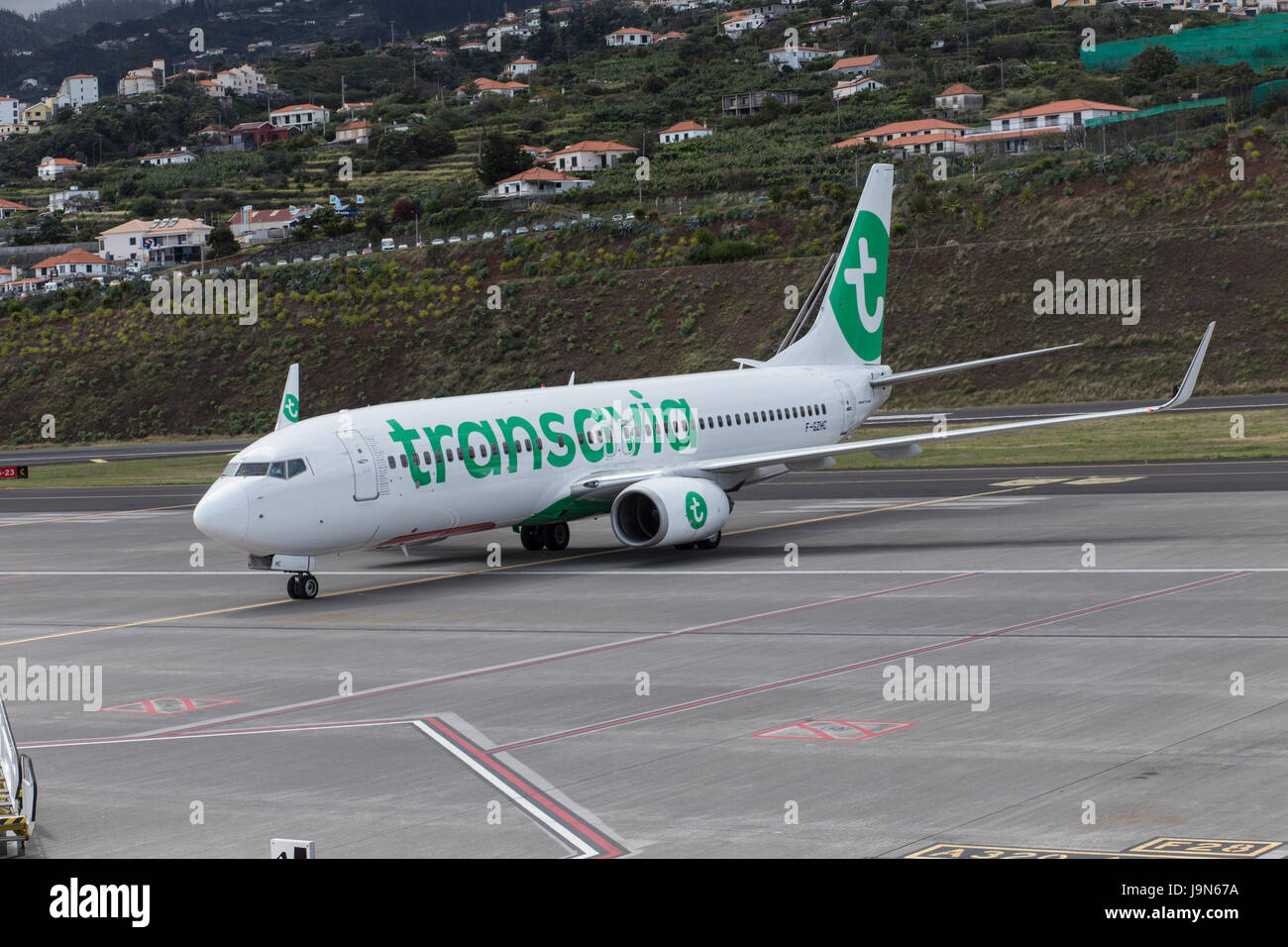 Transavia Boeing 737 - 8K 2 Steuer--auf dem Vorfeld des Flughafens von Madeira, in der Nähe von Fuchal, vor kurzem umbenannt Christiano Ronaldo International Airport Stockfoto