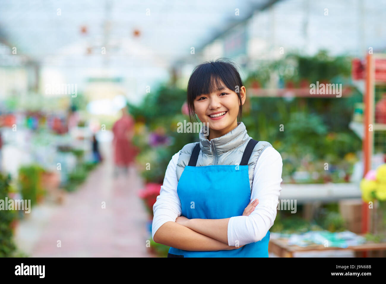 Bild von einem jungen weiblichen Florist im store Stockfoto