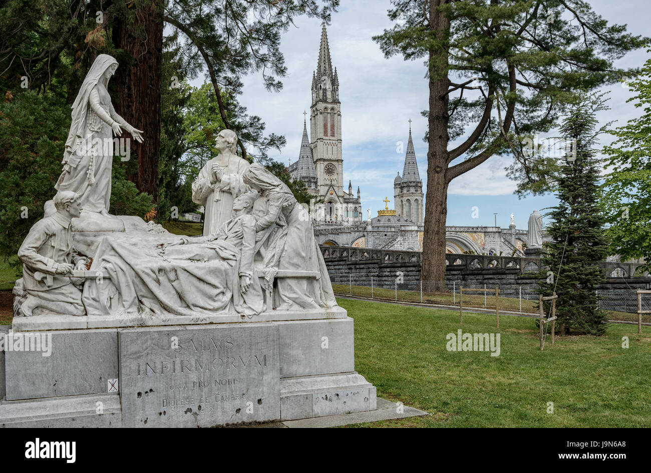 Denkmal des Bildhauers Jules Dechin, bietet der Jungfrau von Lourdes "Salus Infirmorum" in der Wallfahrtskirche Basilika unserer lieben Frau von Lourdes, Hautes P Stockfoto