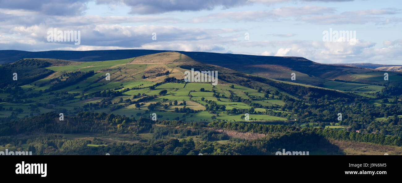 Verlieren Sie Hill im Sonnenlicht über Hope Village, Derbyshire, Großbritannien Stockfoto