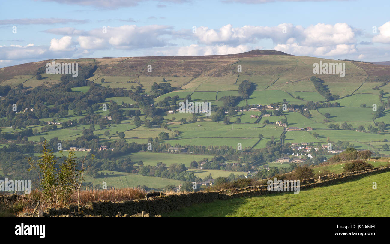 Win Hill Pike erhebt sich über Tal und Hope Village, Peak District, Derbyshire, Großbritannien Stockfoto