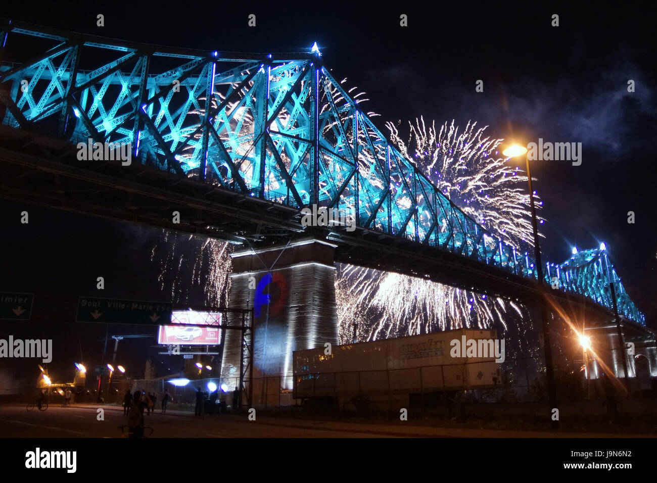 Beleuchtung von Jacques Cartier Brücke des 375 Jubiläums von Montreal, Quebec, Kanada. Stockfoto