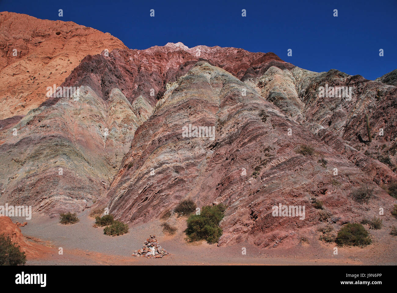 Der Berg der sieben Farben (Cerro de Los Siete Colores) bei Purmamarca, UNESCO Welt Kulturerbe Quebrada de Humahuaca, Jujuy, Argentinien Stockfoto