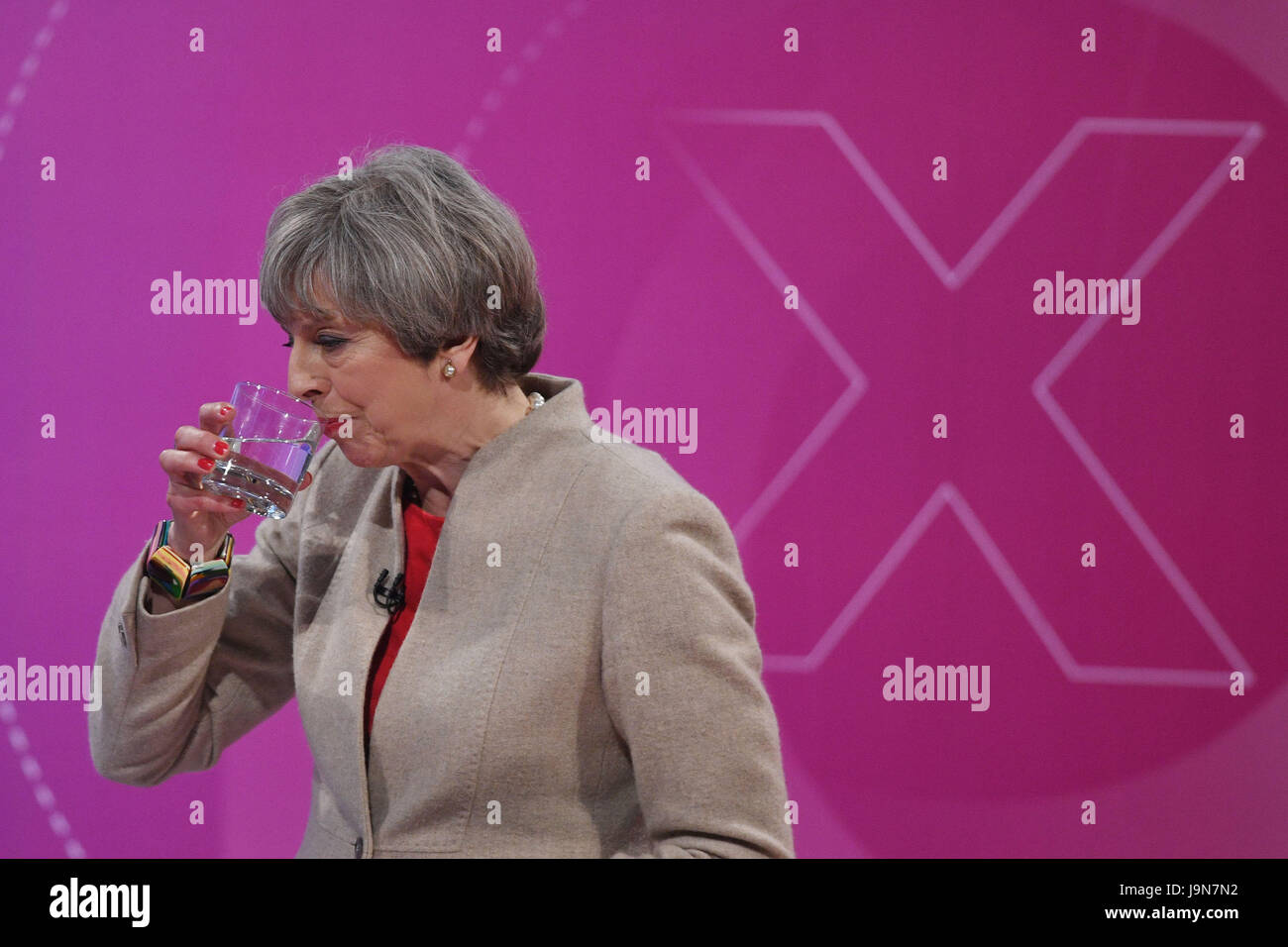 Premierminister Theresa Mai beteiligt sich an ein BBC Fragestunde Führer Spezialprogramm wo wird sie von einem Publikum im Studio in York heute Abend befragt. Stockfoto