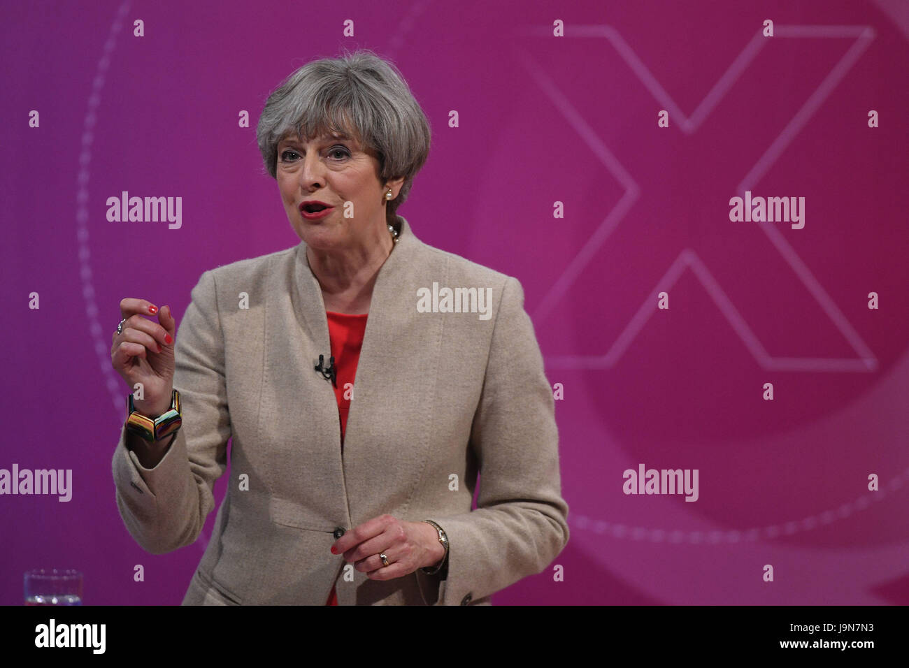 Premierminister Theresa Mai Teilnahme an BBC1s Fragestunde Führer Special präsentiert von David Dimbleby vom Campus der University of York. Stockfoto