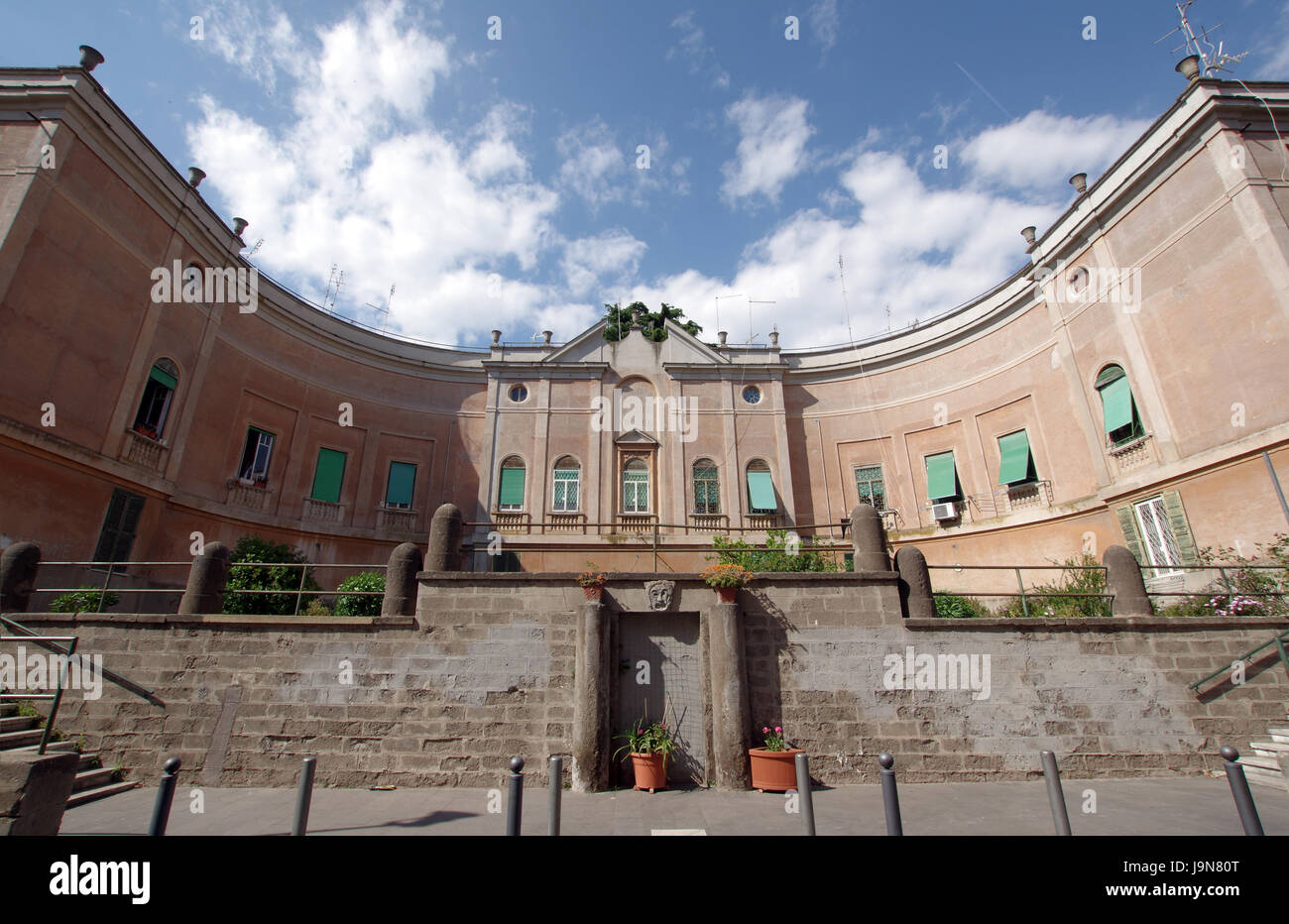 Rom, Italien - 17. Mai 2017: typische 1928 Gebäude aus der faschistischen Ära im malerischen Viertel Garbatella Stockfoto