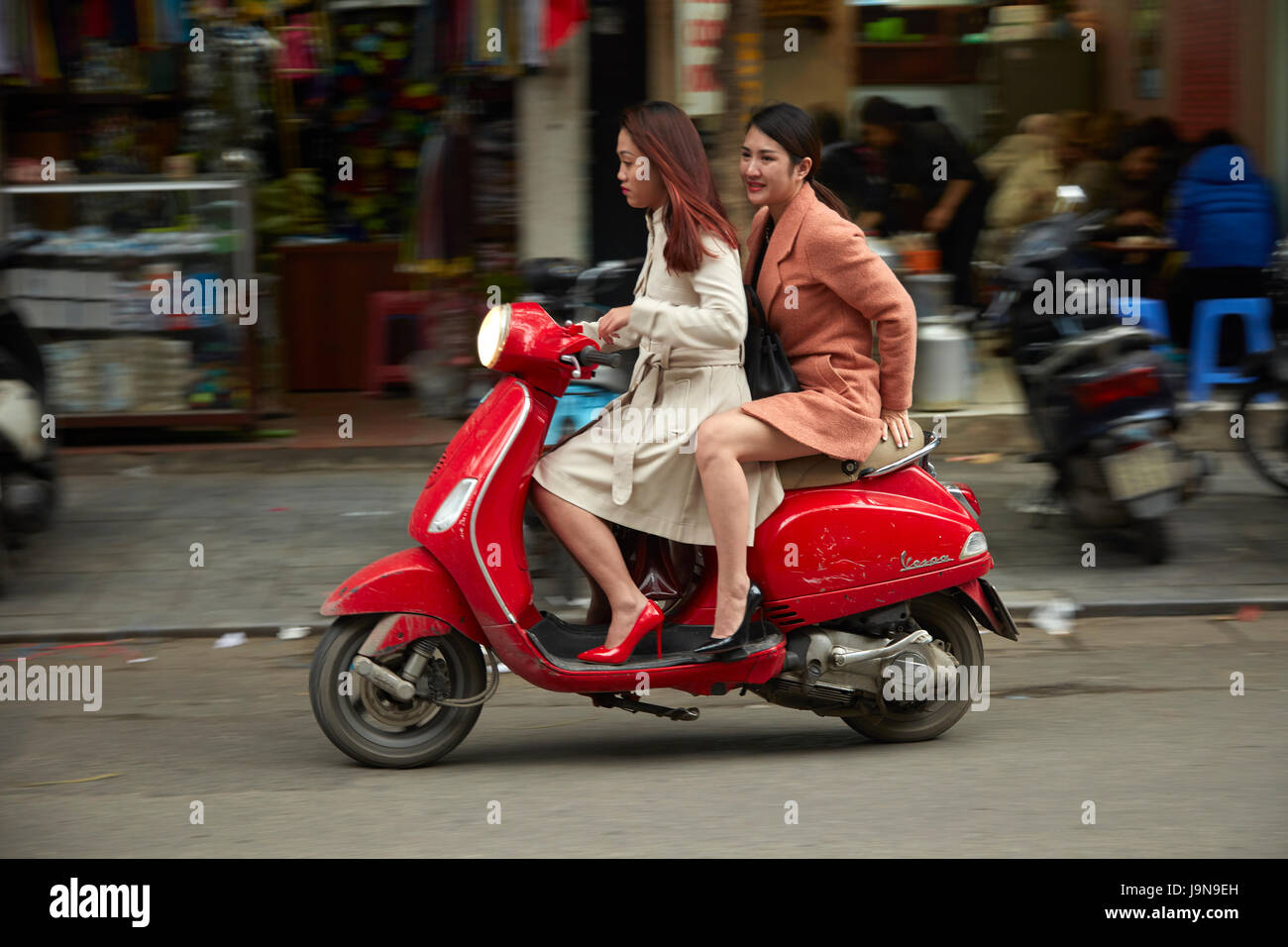 Modebewusste Frauen auf Vespa Roller, Altstadt, Hanoi, Vietnam  Stockfotografie - Alamy