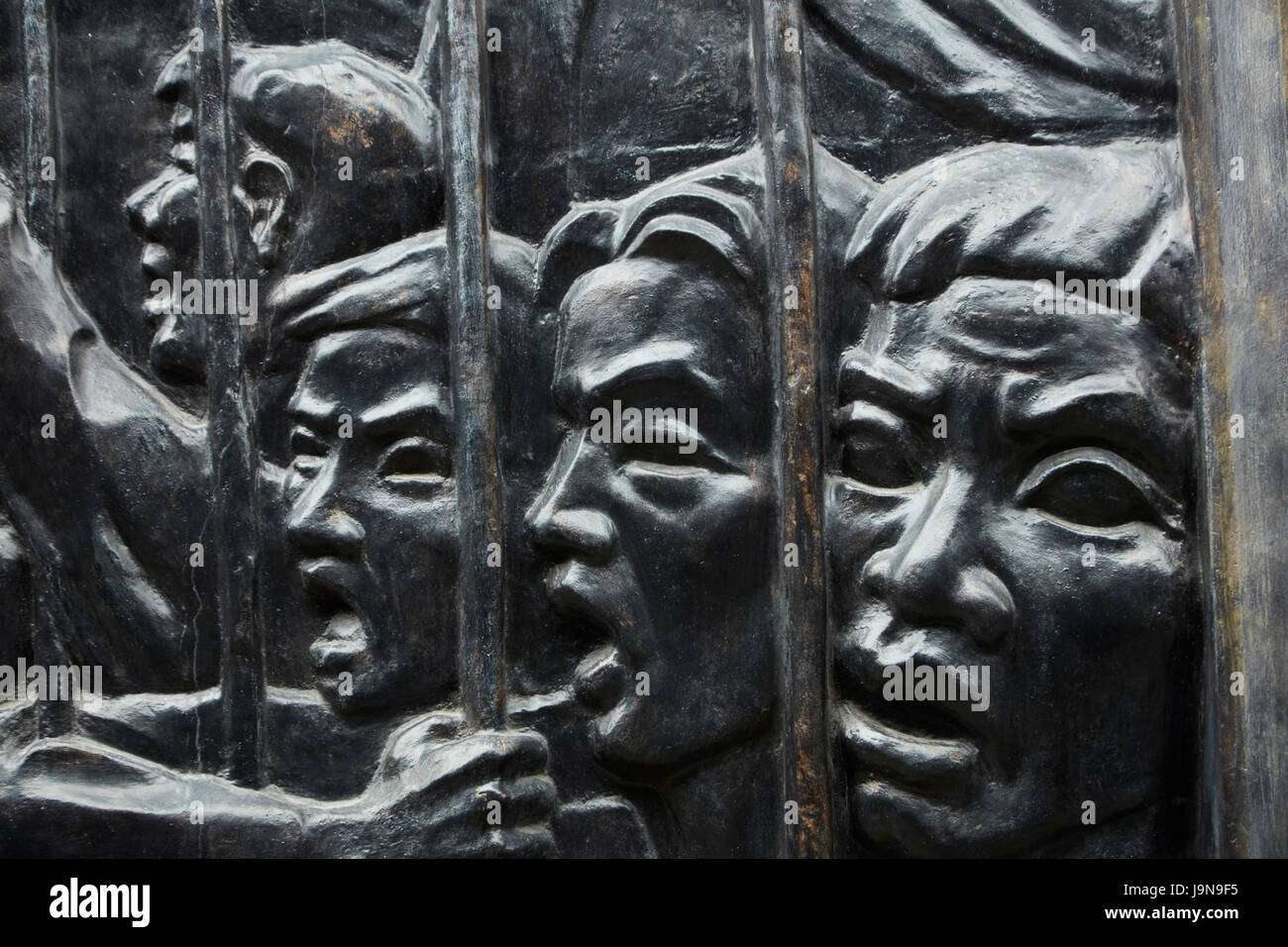 Basrelief der Häftlinge hinter Gittern, Hoa Lo Gefängnismuseum, (Aka Hanoi Hilton), Hanoi, Vietnam Stockfoto