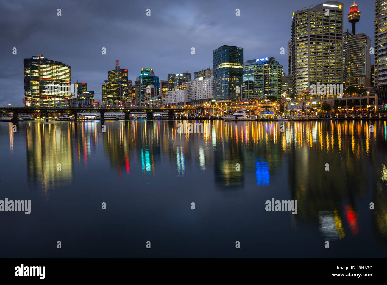 Cockle Bay, Darling Harbour in der Abenddämmerung. Sydney, NSW, Australien. Stockfoto