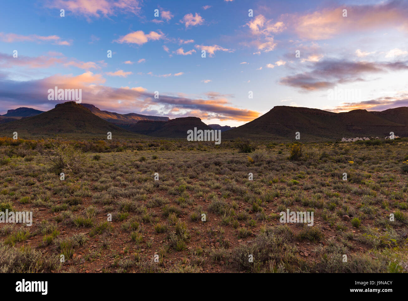 Majestätische Landschaft Karoo Nationalpark in Südafrika. Malerische Tafelberge, Schluchten und Klippen bei Sonnenuntergang. Abenteuer und Entdeckungen in Afrika, su Stockfoto