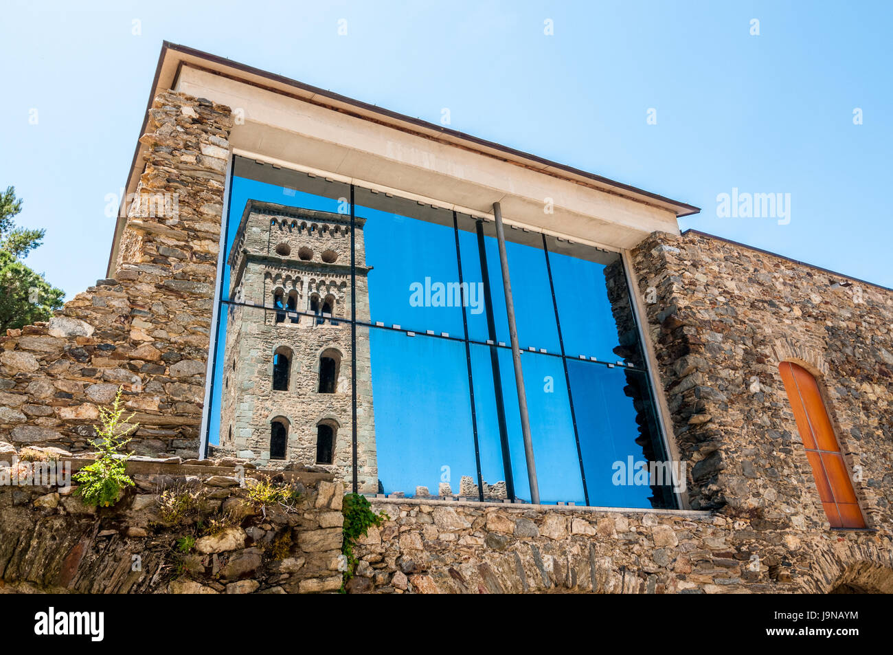 Glockenturm spiegelt sich in dem Glas des Empfangsgebäudes, Sant Pere de Rodes, Girona, Katalonien Stockfoto