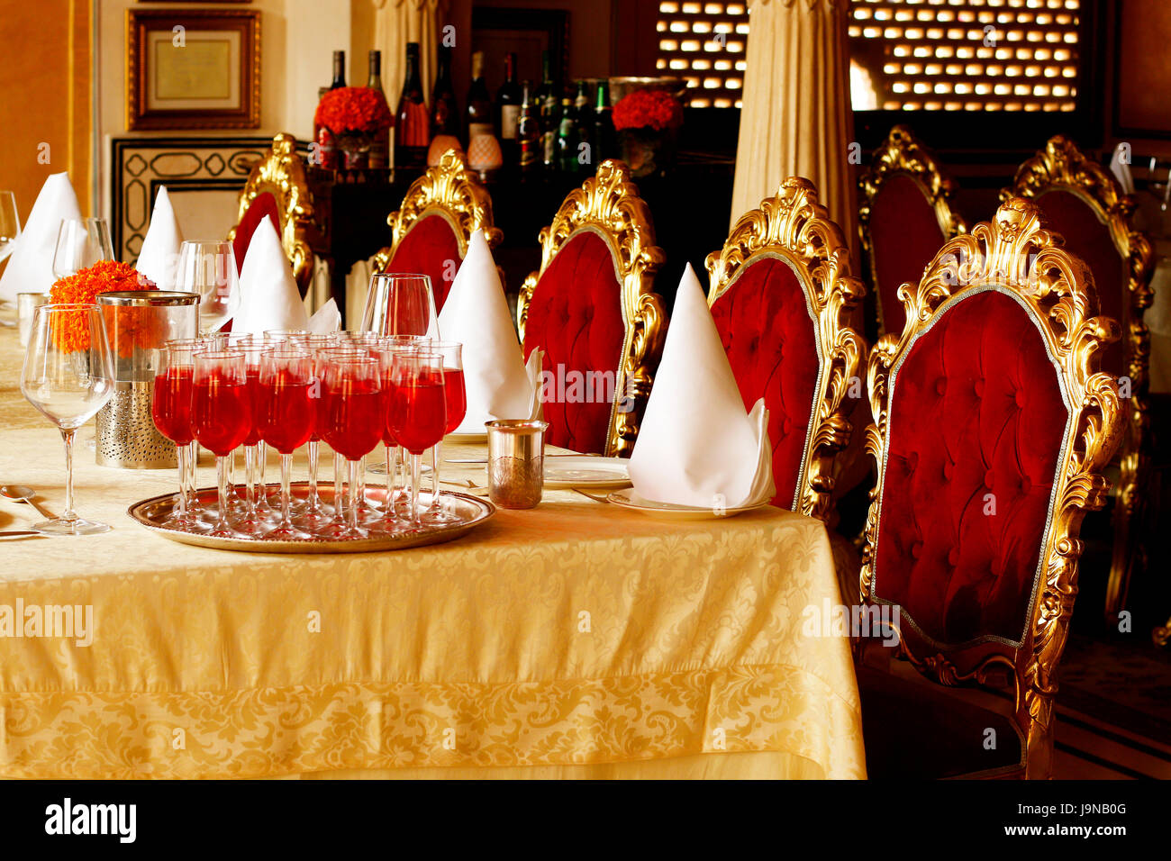 Einreihige Stühle Dinning Tabelle in 1135 AD Restaurant Amber Fort in Jaipur, Rajasthan, Indien Interieur Stockfoto