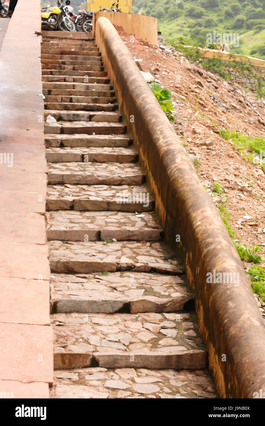 Eine leere alte Treppe gemacht aus Felsen und Beton Stockfoto