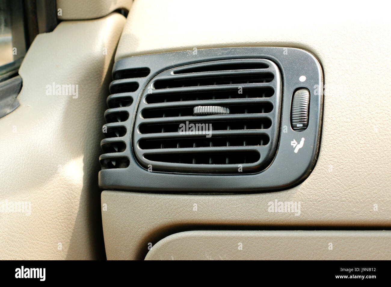 Gewöhnliches Auto Klimaanlage im Licht farbig innen Stockfoto