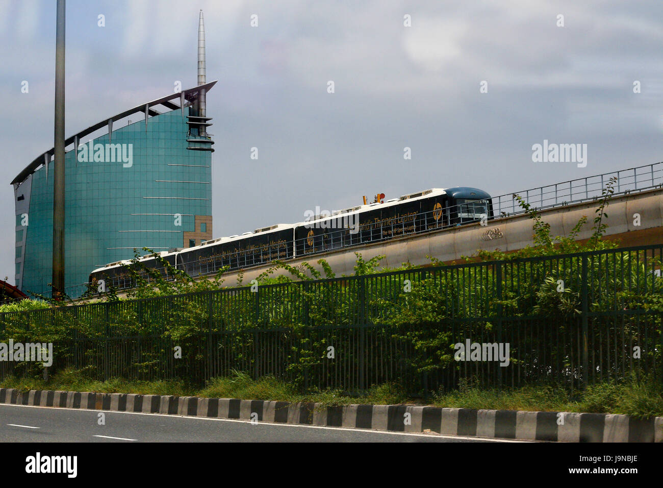 Gurgaon schnelle U-Bahn vorbei am Straßenrand fliegen über Brücke Anschluss Stockfoto