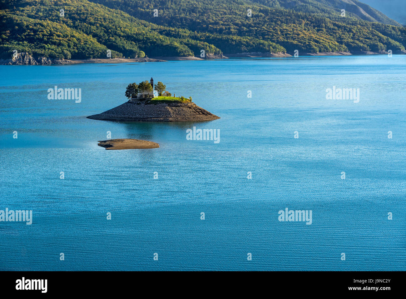 Kapelle Saint-Michel und Serre-Ponçon See im Sommer. Bucht von Saint-Michel, Hautes-Alpes, PACA Region, südlichen französischen Alpen, Frankreich Stockfoto