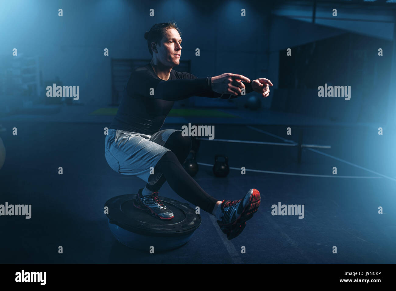 Sportlicher Mann auf training, Training auf Presse im Fitness-Studio. Aktive Übungen im Sportclub Stockfoto