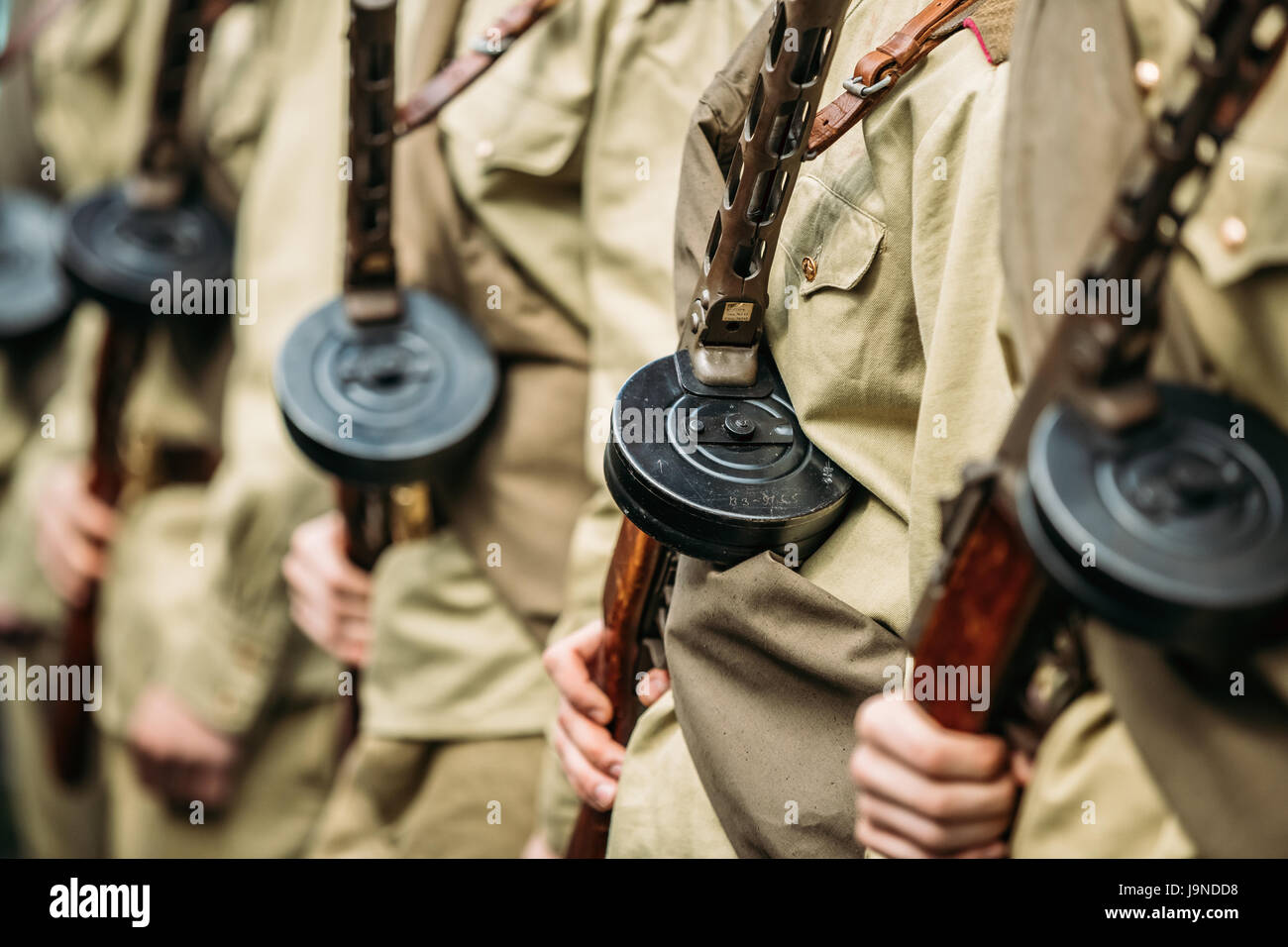 Re-Enactos verkleidet als russischen sowjetische Soldaten des zweiten Weltkriegs hält Maschinenpistolen Waffe In Händen und Dauerauftrag. Stockfoto