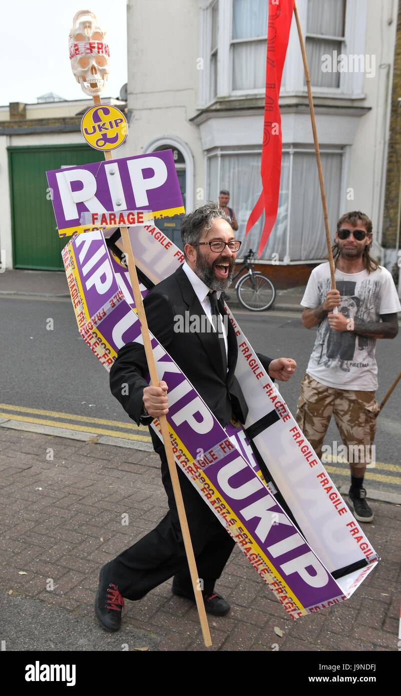 Menschen nehmen Teil an einer Anti-die Ukip Demonstration außerhalb Townley Hall in Ramsgate, Kent. Stockfoto