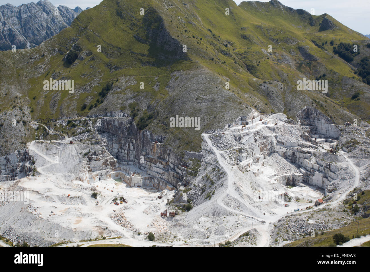 Blick auf die Marmorbrüche in Carrara vom Mount Borla, eine italienische bergigen Zugehörigkeit zu den Apuanischen Alpen Stockfoto