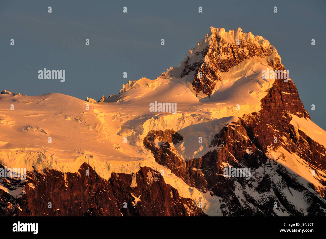 Cerro Paine Grande, der höchste Gipfel der Cordillera Paine, oder Torres del Paine, Patagonien, Chile, bei Sonnenaufgang. Stockfoto