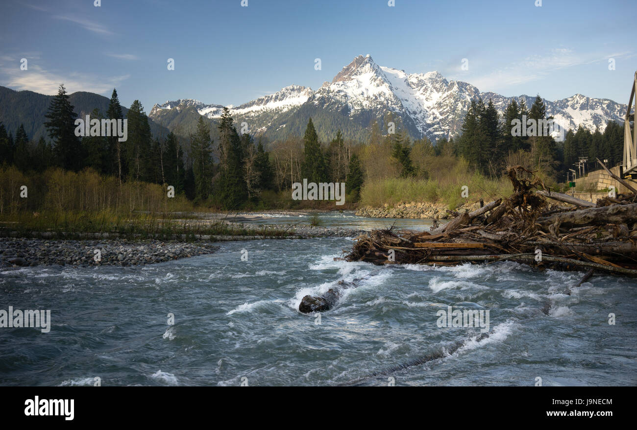 Die Sauk River fließt in der Nähe von White Horse Mountain Washington State Stockfoto