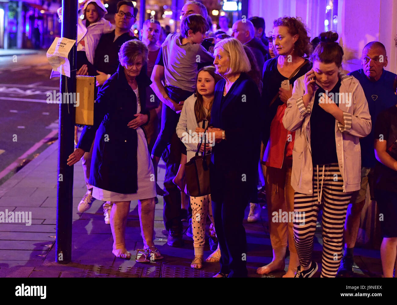 Leute, die die Borough High Street entlang gehen, als Polizei, haben es mit einem 'Major-Vorfall' an der London Bridge zu tun. Stockfoto