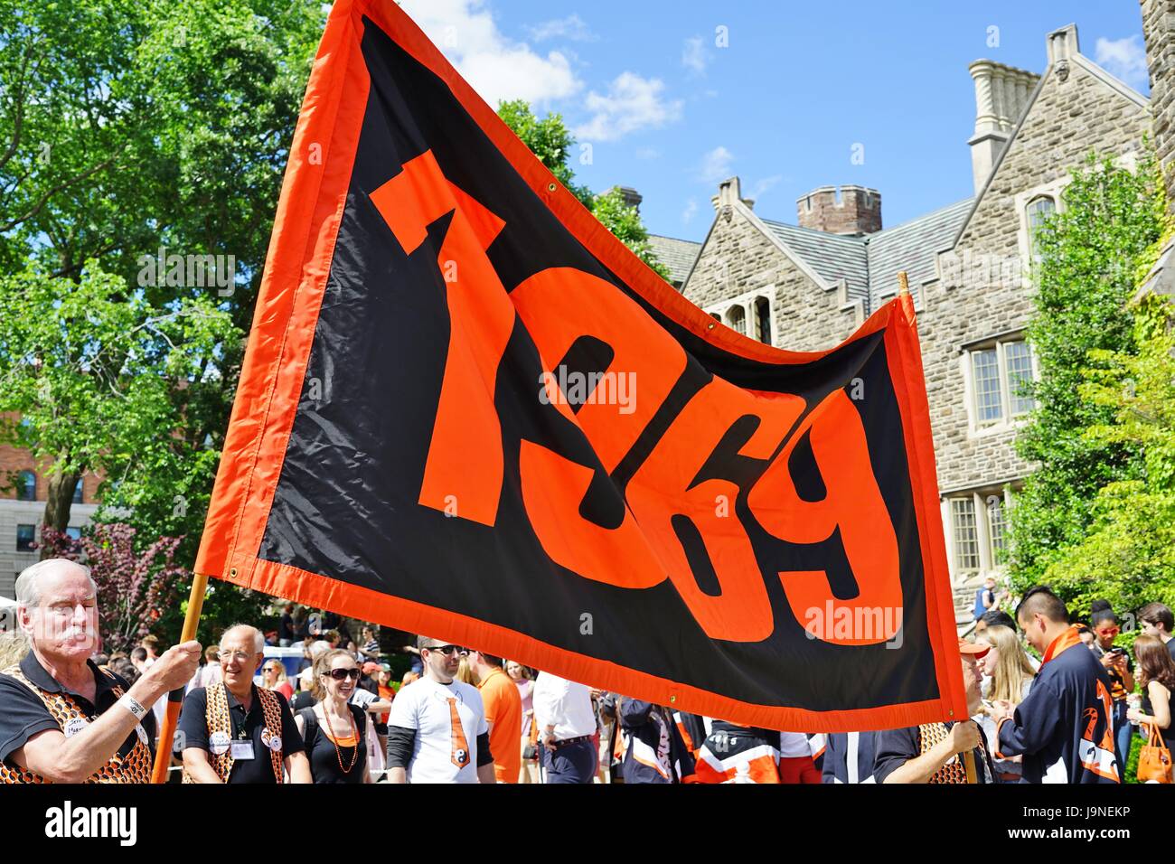 Hochschullehrer (Princeton University) in orange und schwarz März freudig in die P-Rade, der Schlussstein der New Jersey College jährliche Wiedervereinigungen gekleidet Stockfoto