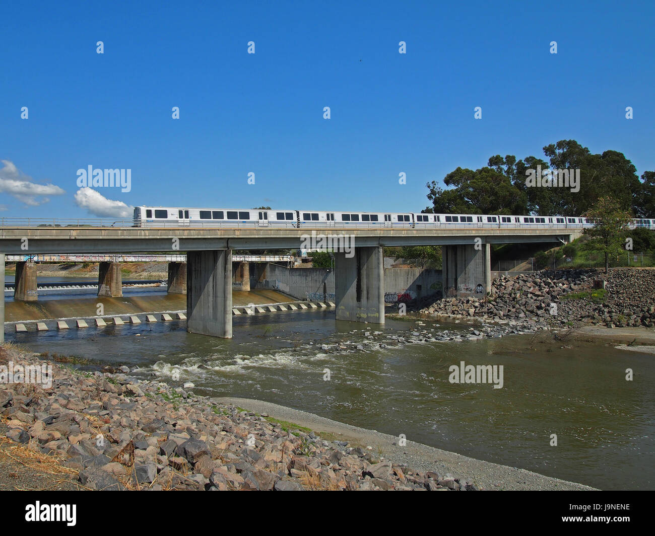BART, Bay Area Rapid Transit Zug über Alameda Creek, Kalifornien Stockfoto