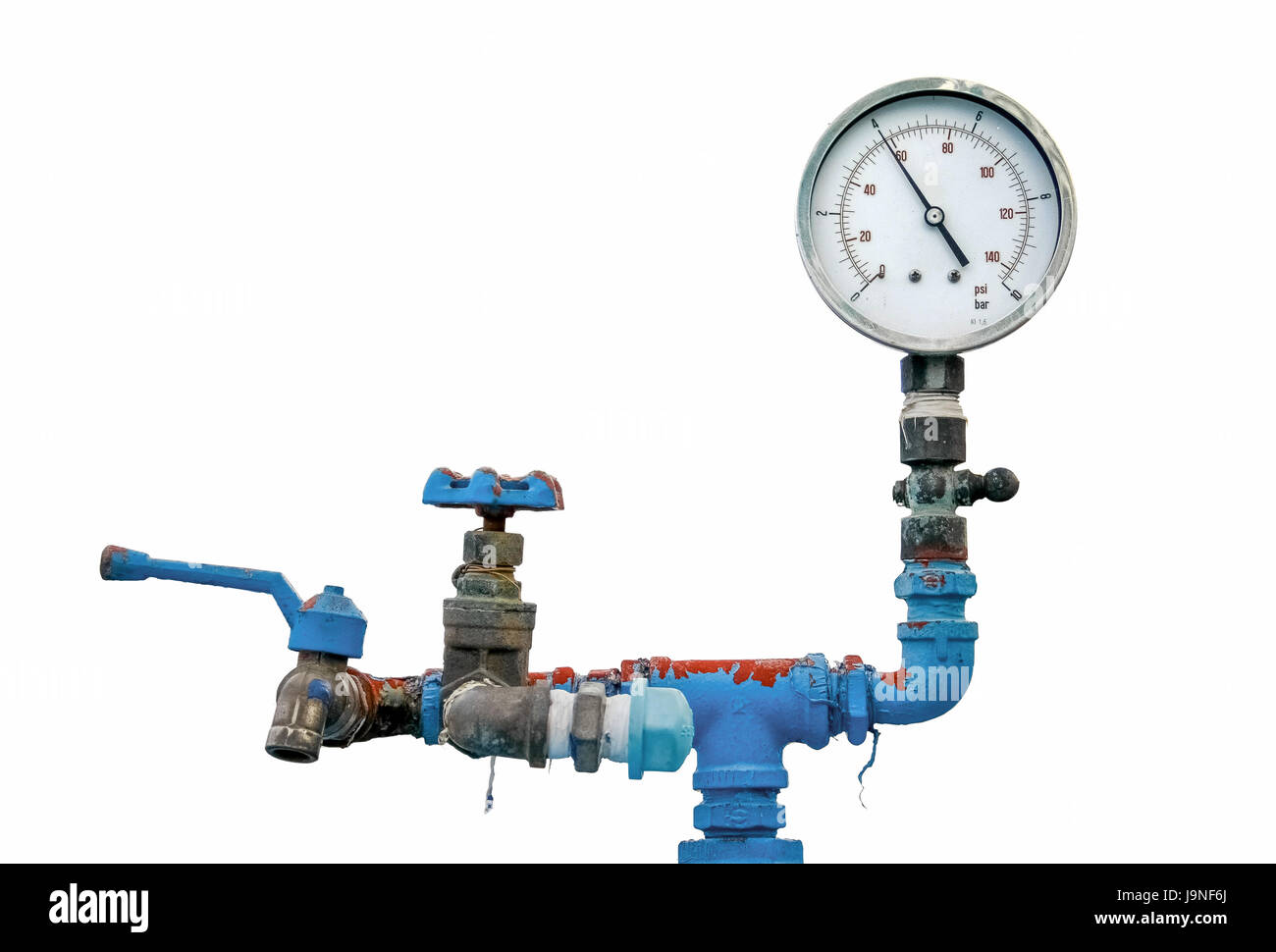 Retro-Messgerät, alte Meter Wasserrohr, Ventil und Wasserhahn auf weißem Hintergrund Stockfoto