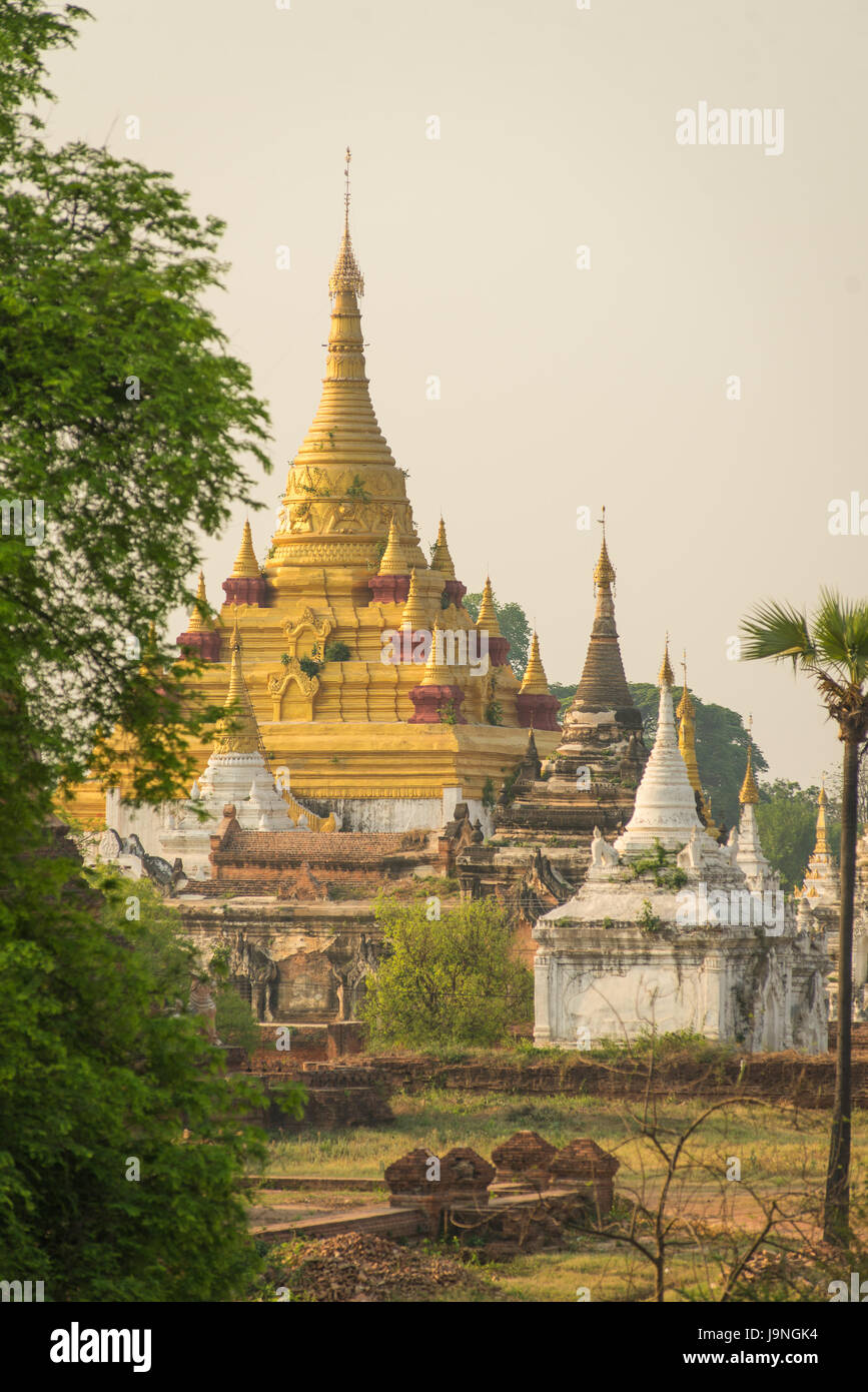 Bei einer Pagode Komplex in der Nähe von Mandalay, Myanmar. Stockfoto