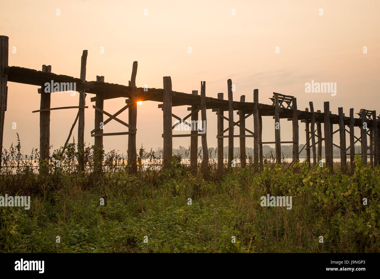 Sonnenaufgang am U Bein Brücke Teakholz Amarapura, Myanmar. Stockfoto