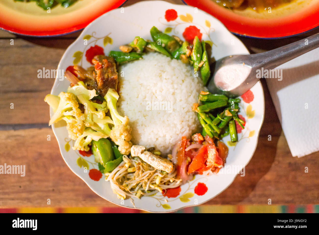 Schüssel mit Essen in kleinen Dorf in Myanmar Stockfoto