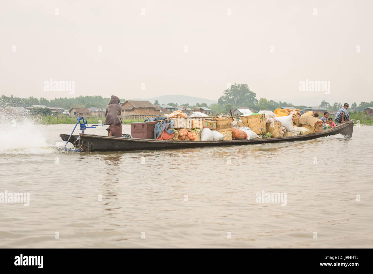 Ein Schiff, beladen mit Zubehör. Inle-See, Myanmar. Stockfoto